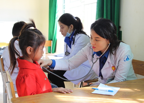 Các y bác sĩ Bệnh viện Nhi đồng 1(TP. Hồ Chí Minh) khám bệnh, phát thuốc miễn phí cho các em thiếu nhi